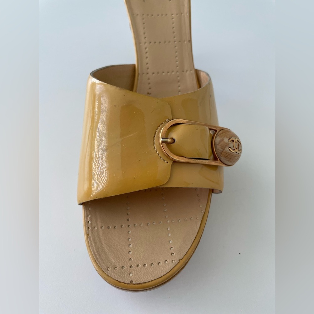 CHANEL DIRTY YELLOW PATENT LEATHER HEEL SLIDES US 9 - Picture 2 of 16